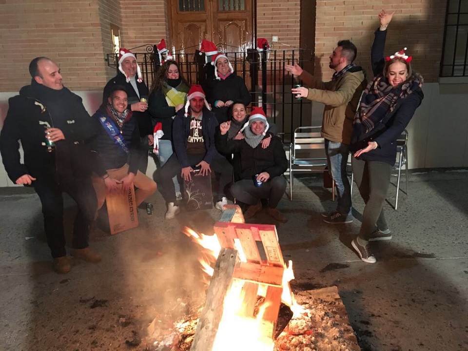 Vecinos de pozuelo celebrando la noche de hogueras